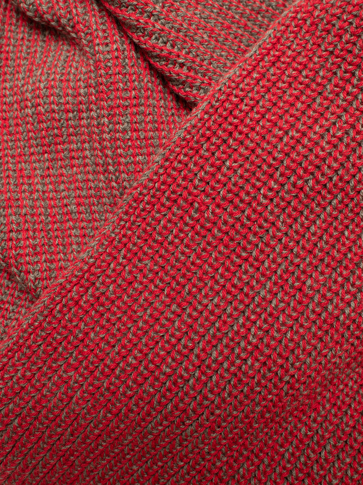 AUGUST / RED-GRAY